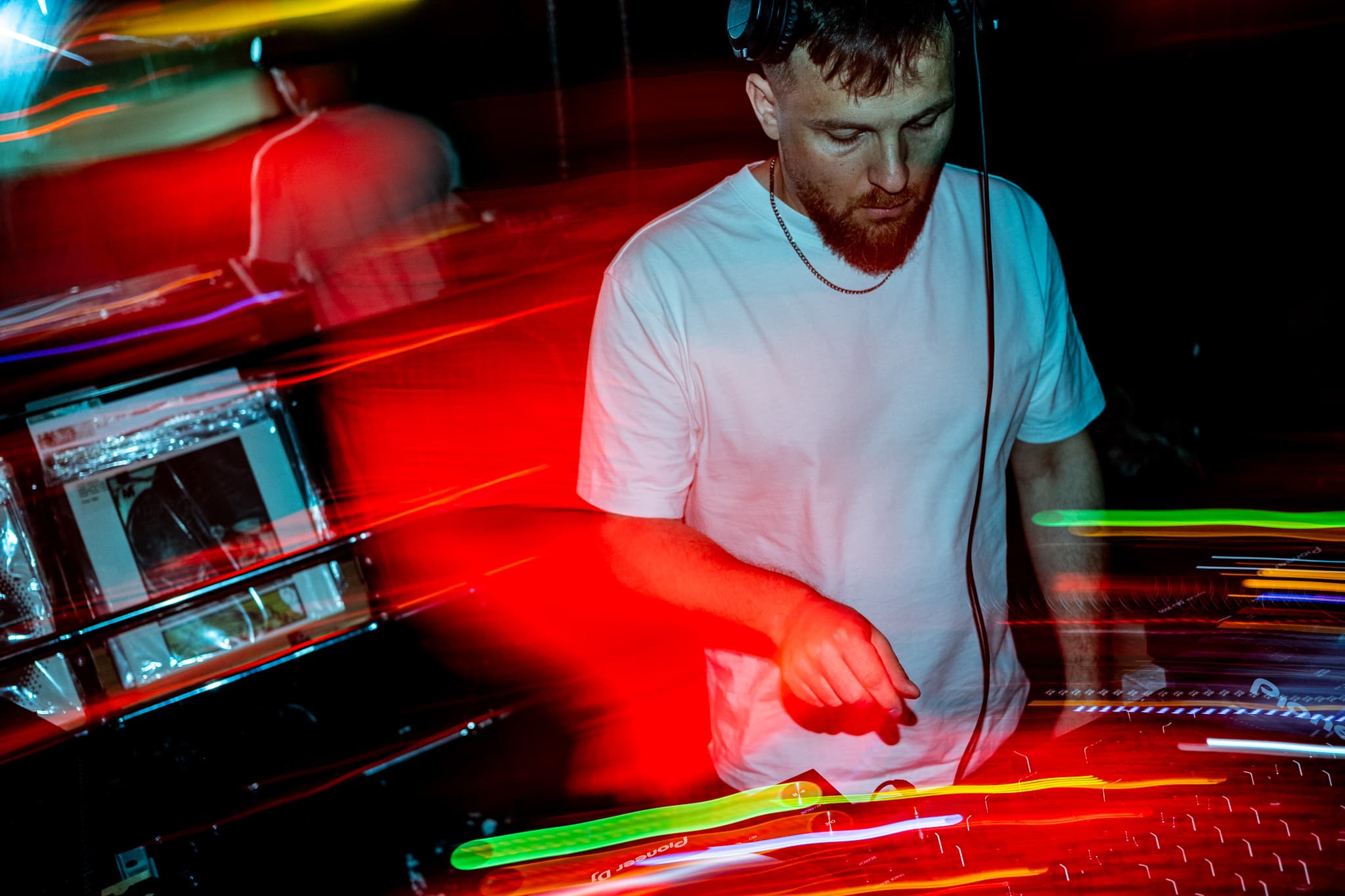 perun behind the decks, long exposure